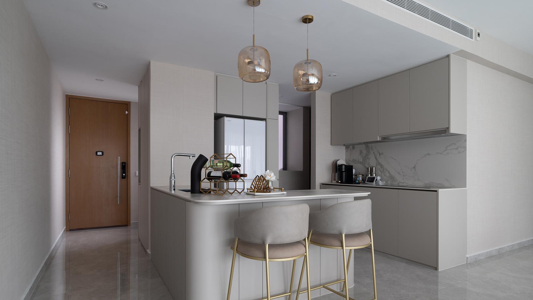 Contemporary Dining Room with Dining Table and Dining Chairs