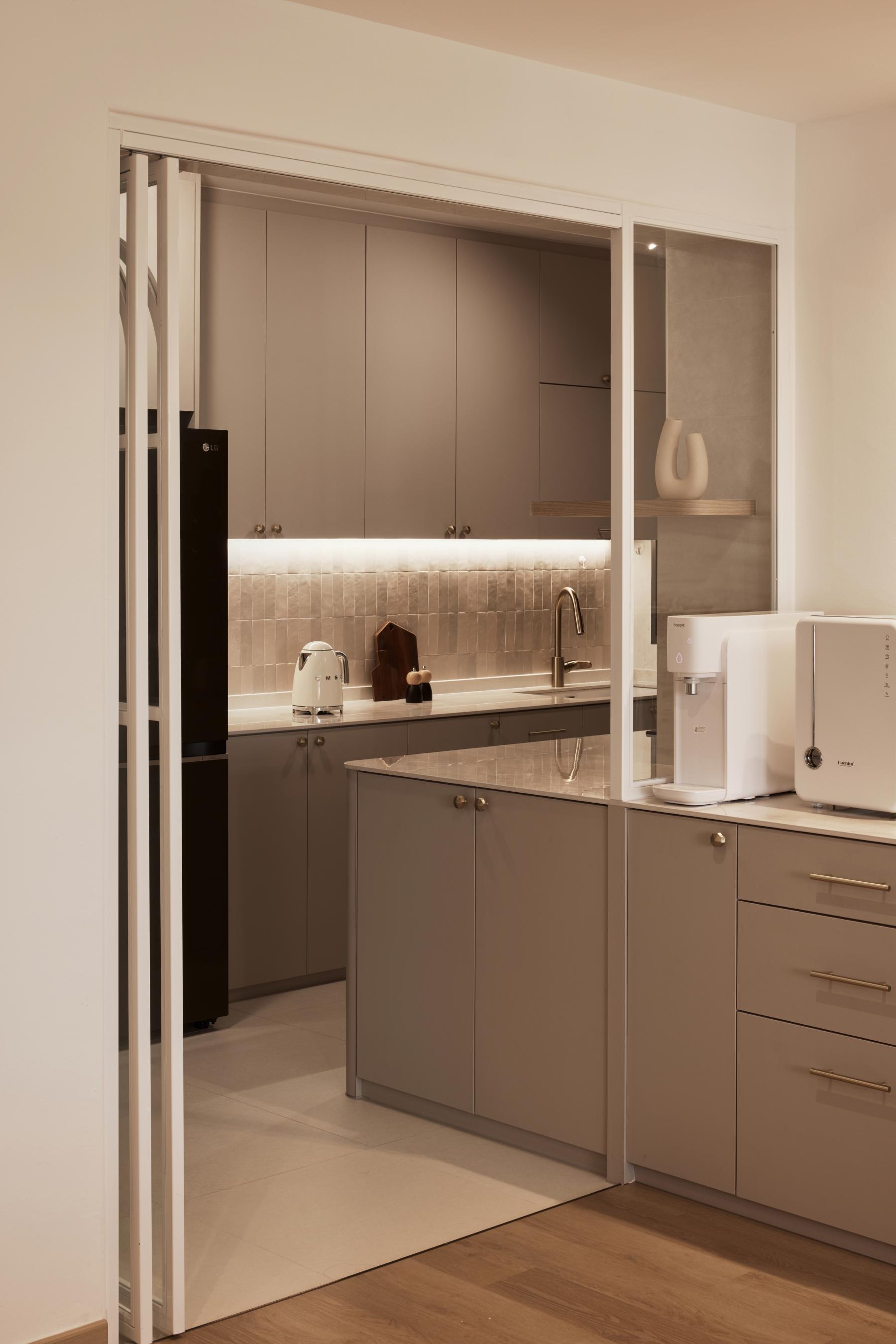 Modern Kitchen with Countertop and Wood Flooring
