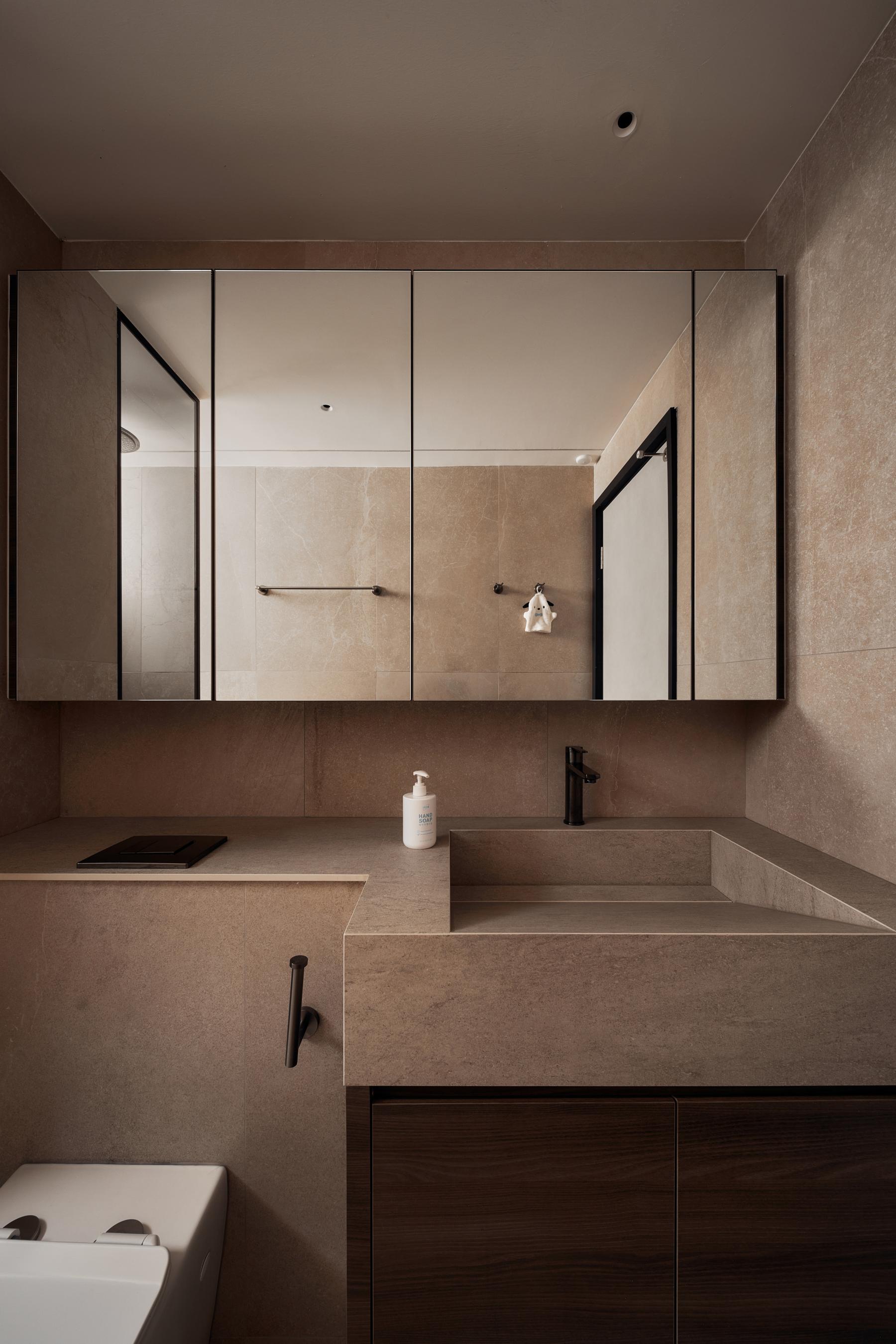 Modern Bathroom with Mirror and Bathroom Storage