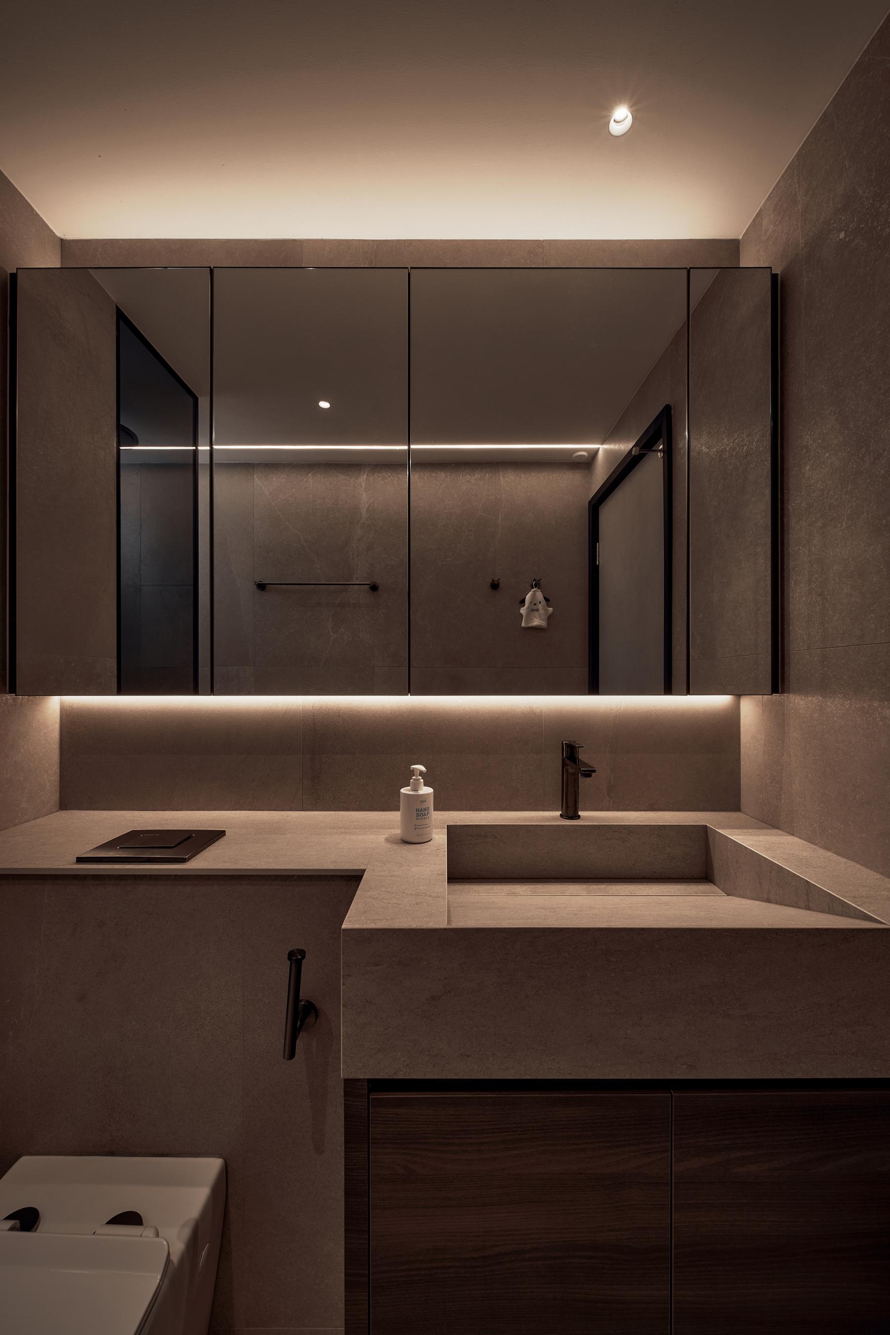Modern Bathroom with Countertop and Mirror