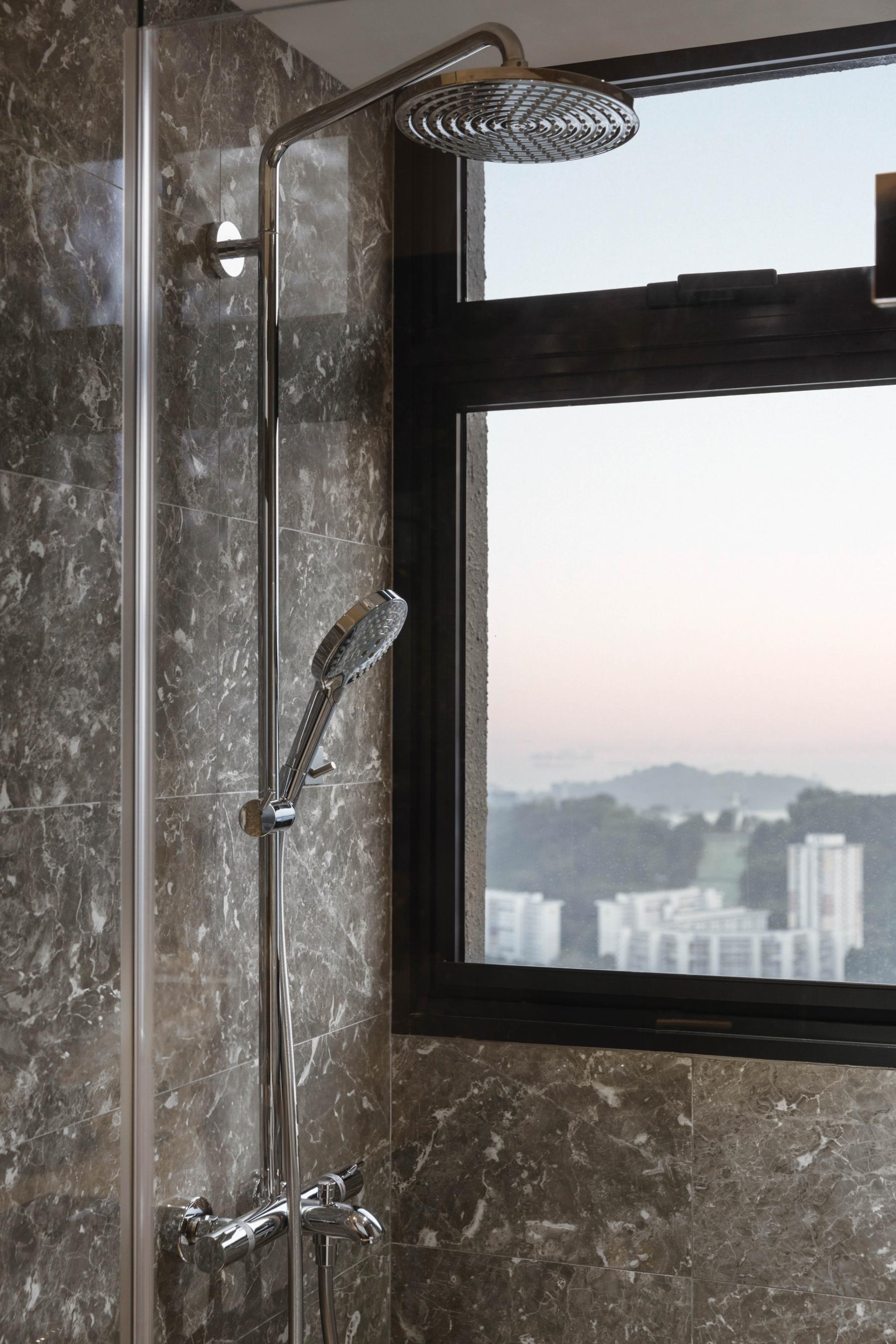 Modern Bathroom with Homogeneous Tiles and Marble Floor