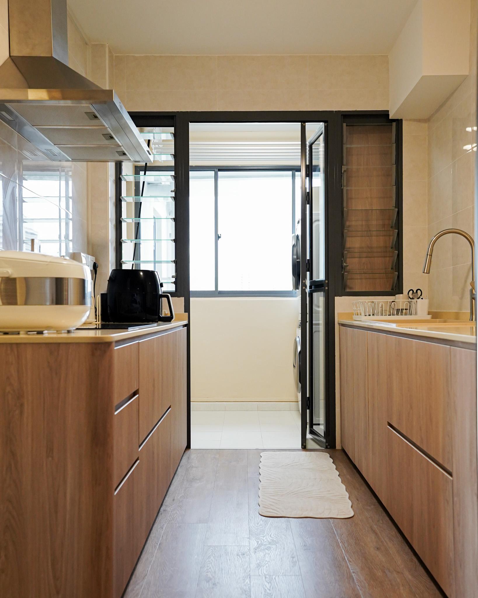 Minimalist Kitchen with Countertop and Homogeneous Tiles