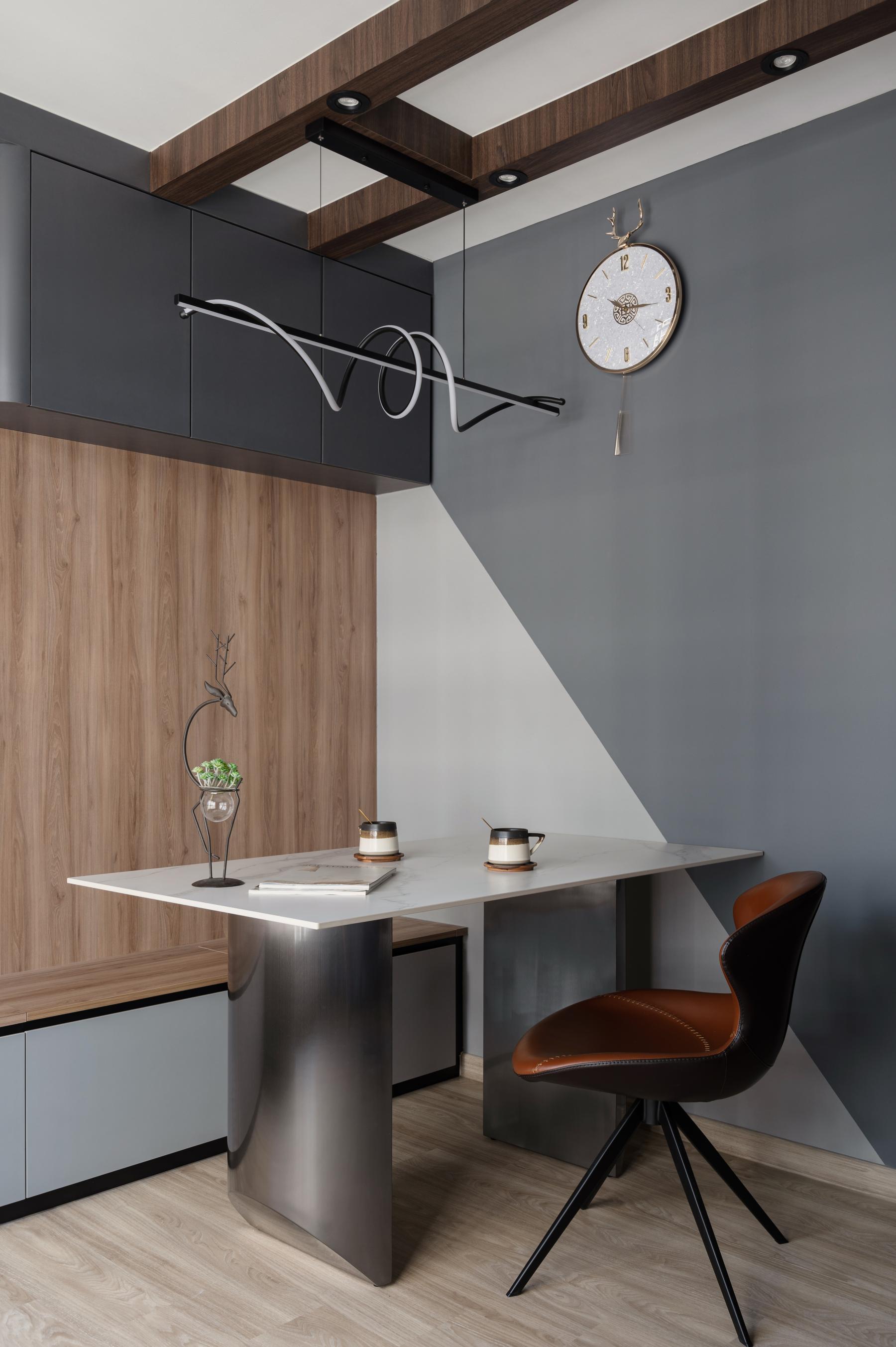 Modern Dining Room with Cove Lighting and Dining Table