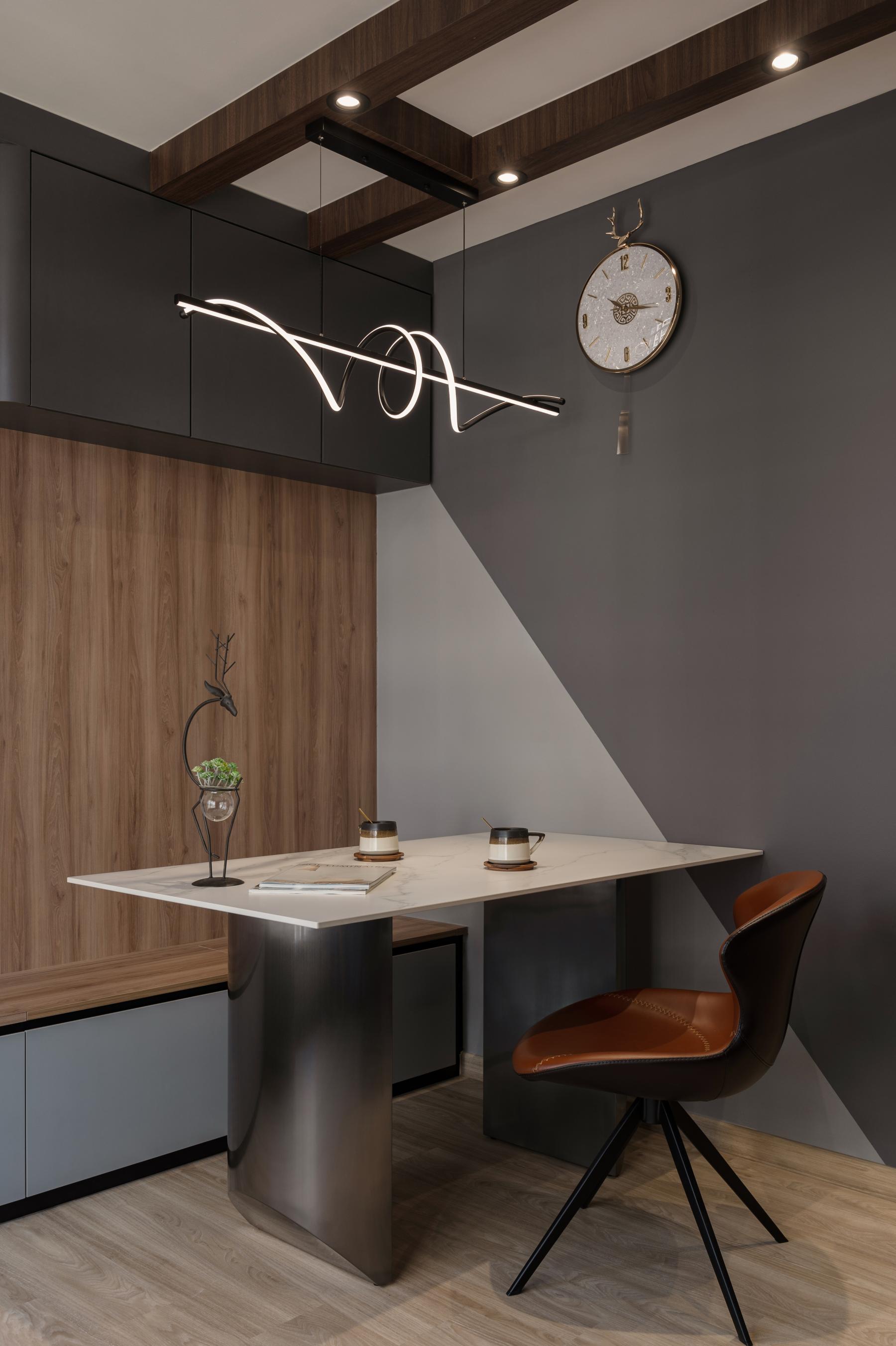 Modern Dining Room with Dining Table and Dining Chairs