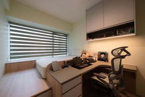 Modern Bedroom at Waterfront Waves