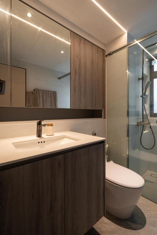 Modern Bathroom at Waterfront Waves