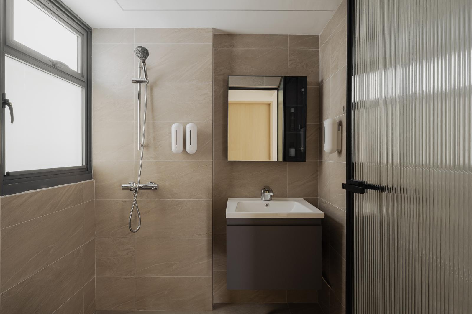 Modern Bathroom with Mirror and Rainshower