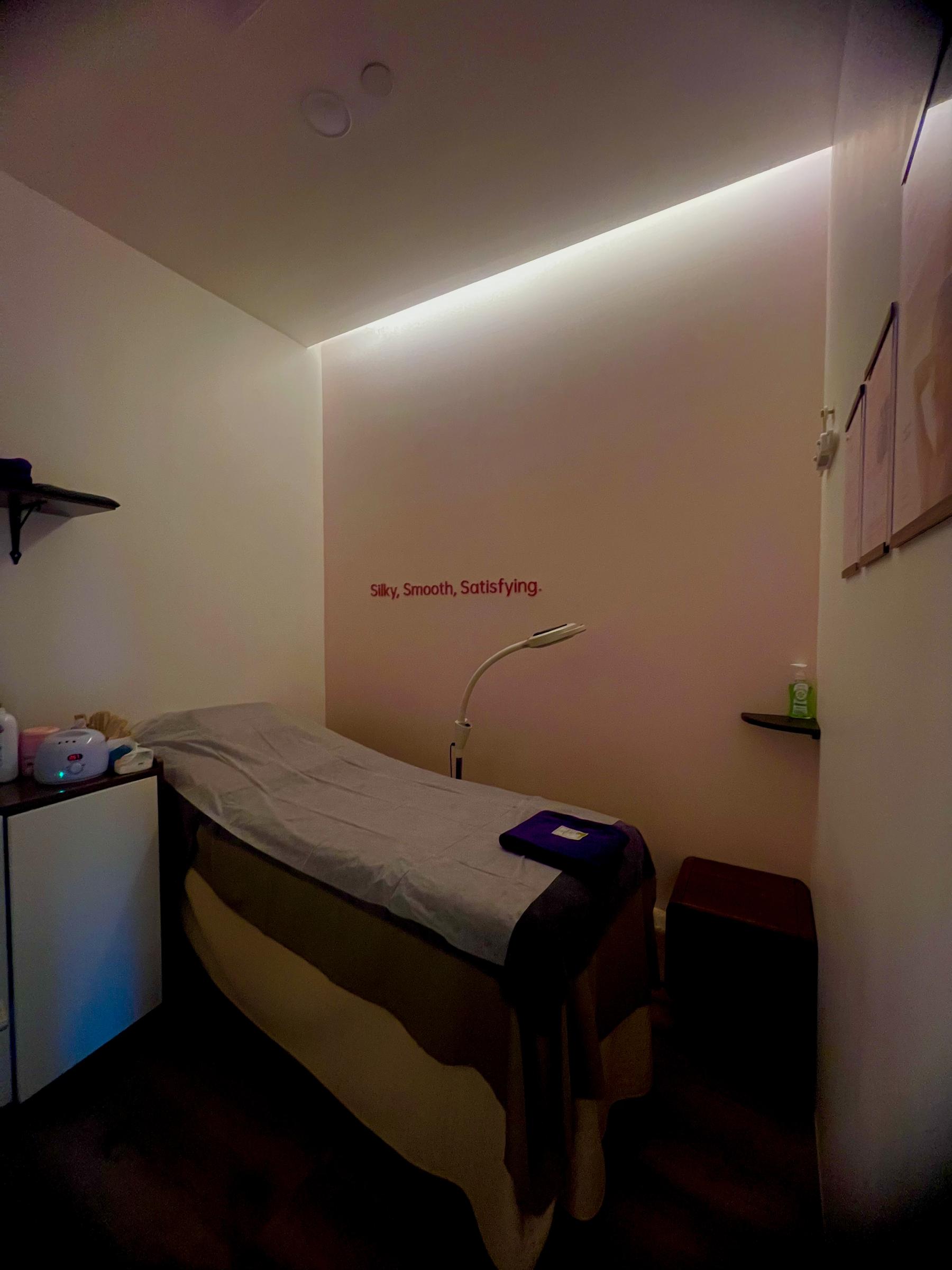 Modern Bedroom with Vinyl Flooring and Drop Light