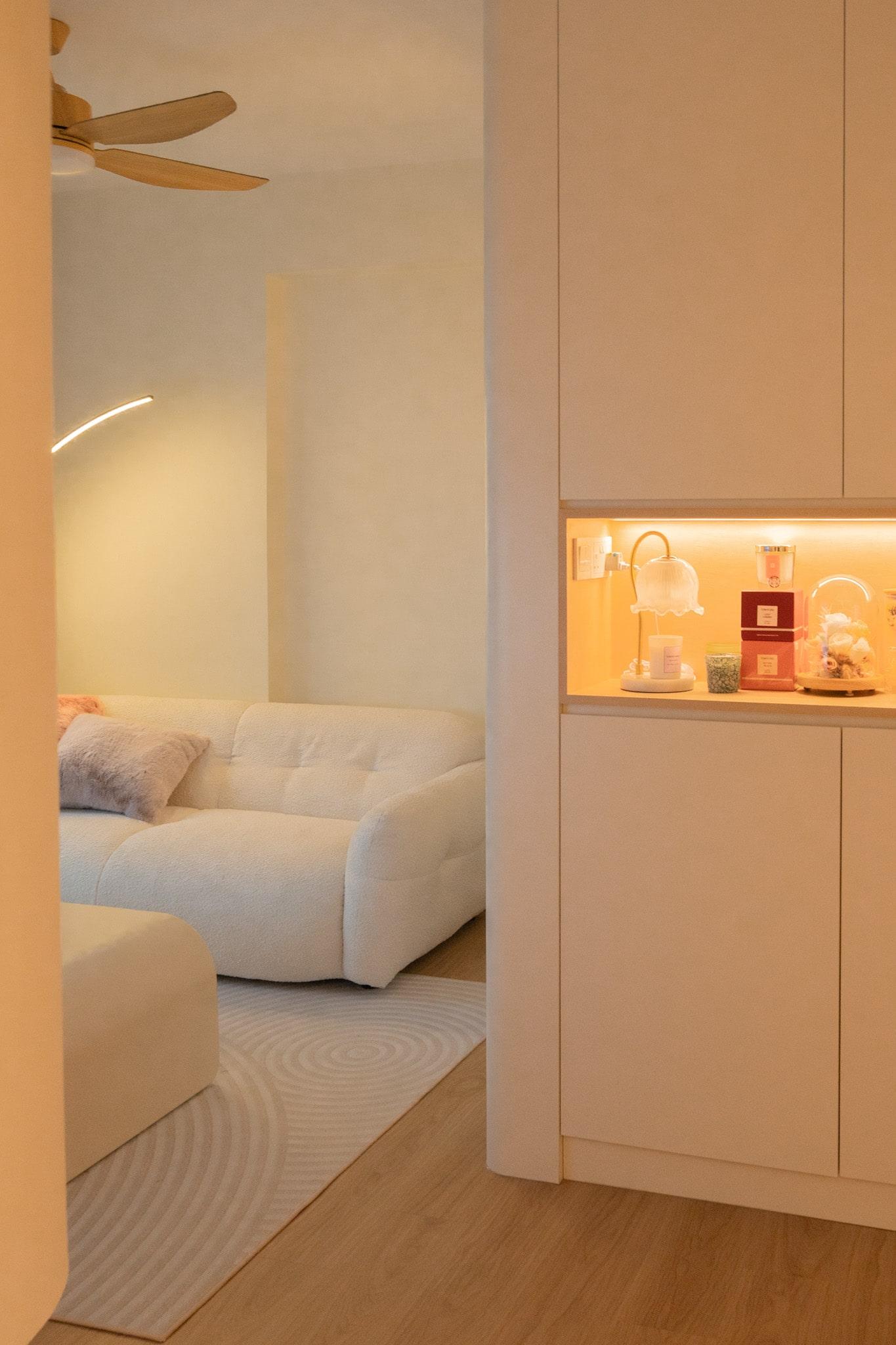 Minimalist Living Room with Bookshelf and Wood Flooring