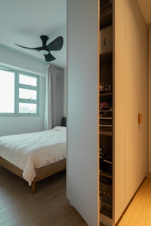 Minimalist Walk-in Wardrobe at Clementi Ridges