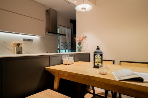 Minimalist Dining Room at Clementi Ridges