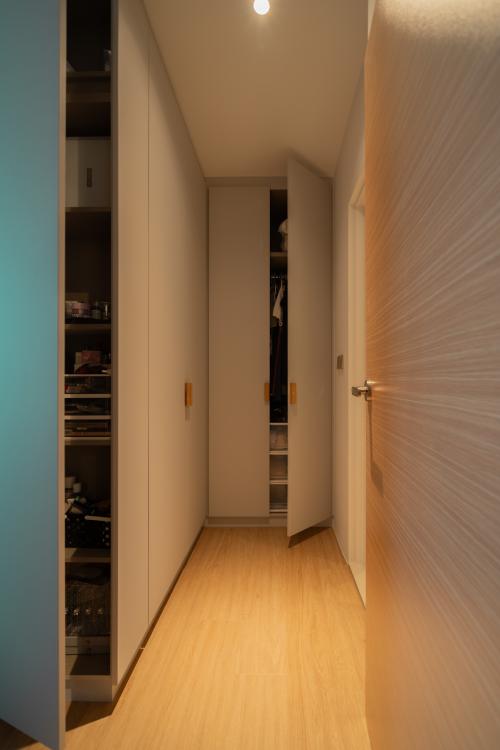 Minimalist Walk-in Wardrobe at Clementi Ridges