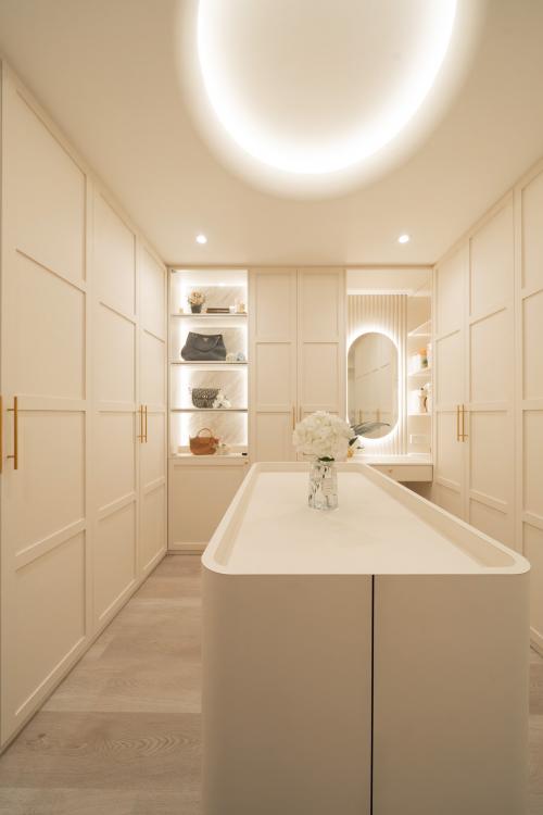 Modern Walk-in Wardrobe at Pasir Ris Drive 1