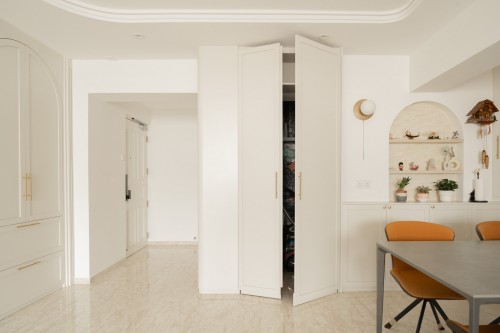 Modern Dining Room at Pasir Ris Drive 1