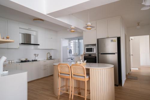 Contemporary Dining Room at Admiralty Grove