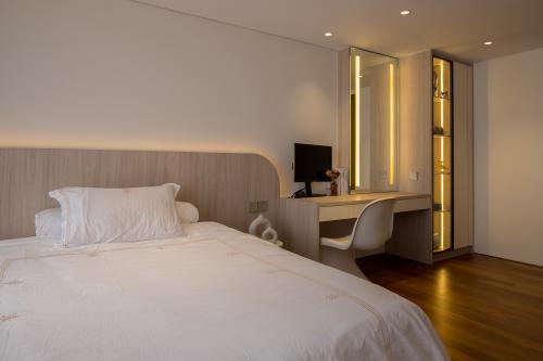 Contemporary Bedroom at Landed @ Kembangan