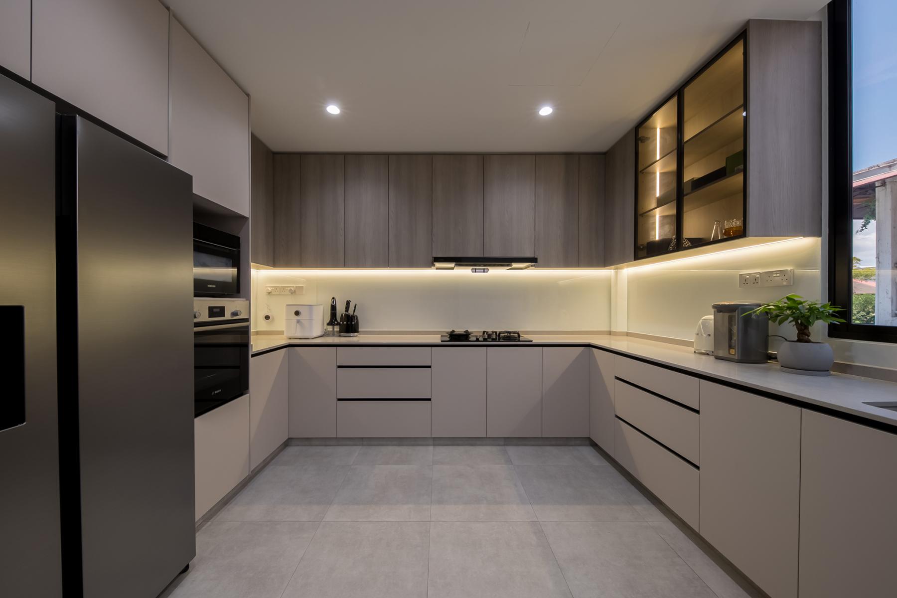 Contemporary Kitchen with Kitchen Accessories and Kitchen Tap