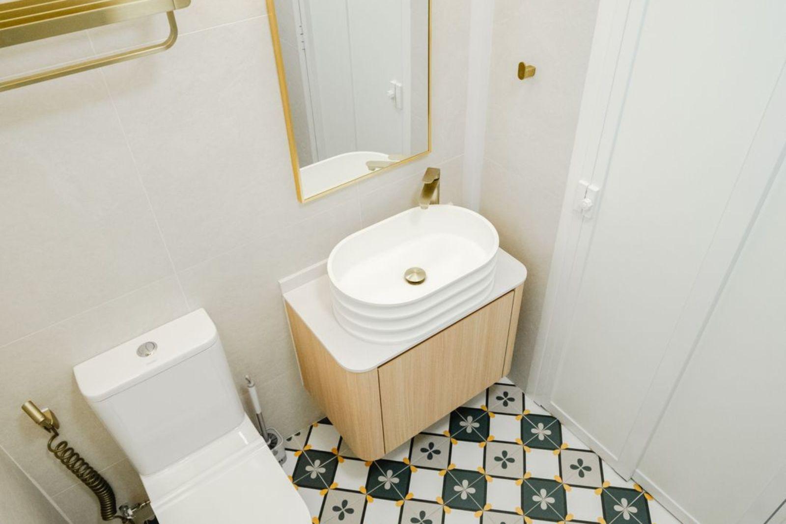 Modern Bathroom with Mirror and Bathroom Mirrors