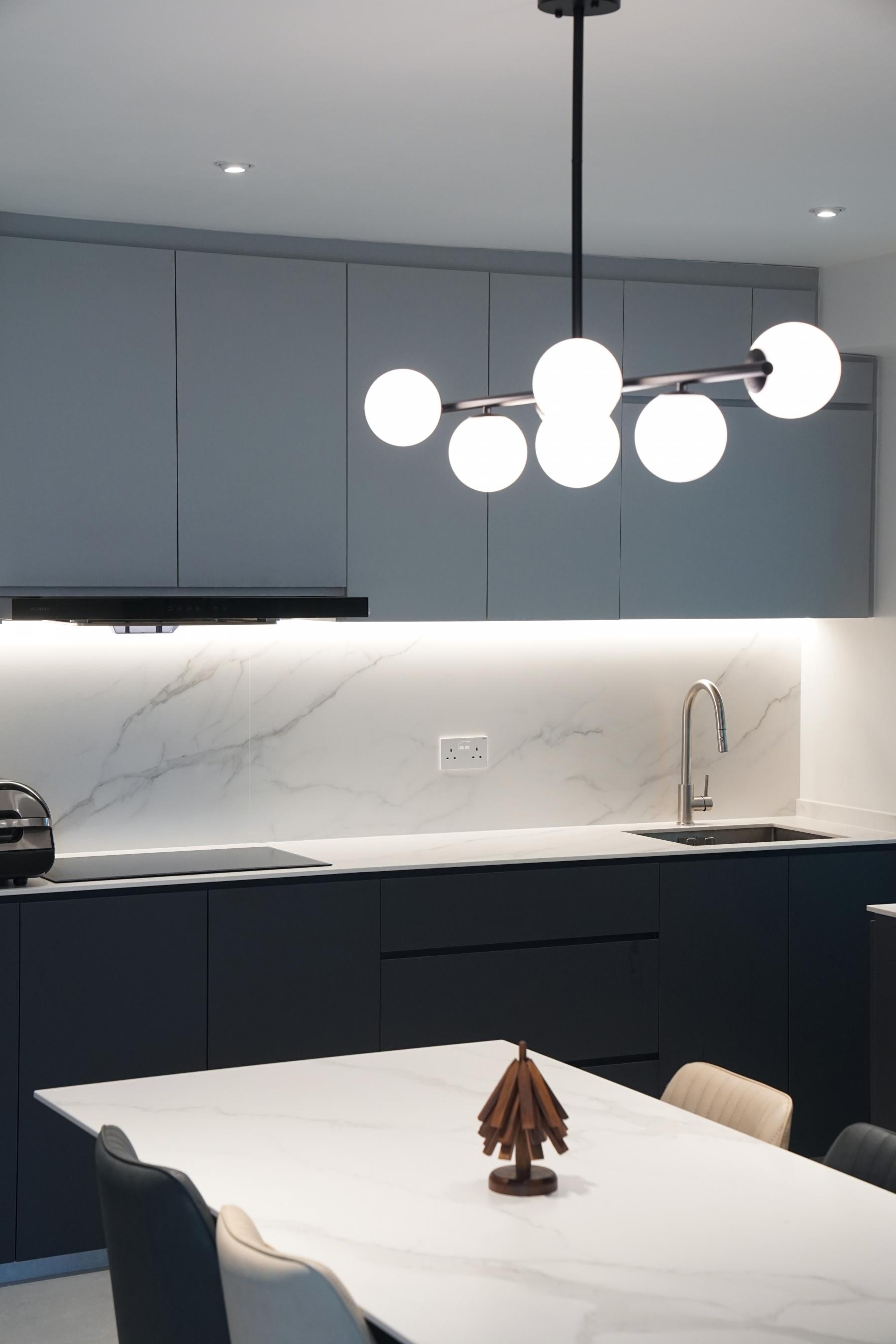 Modern Kitchen with Open Kitchen and Dishwasher