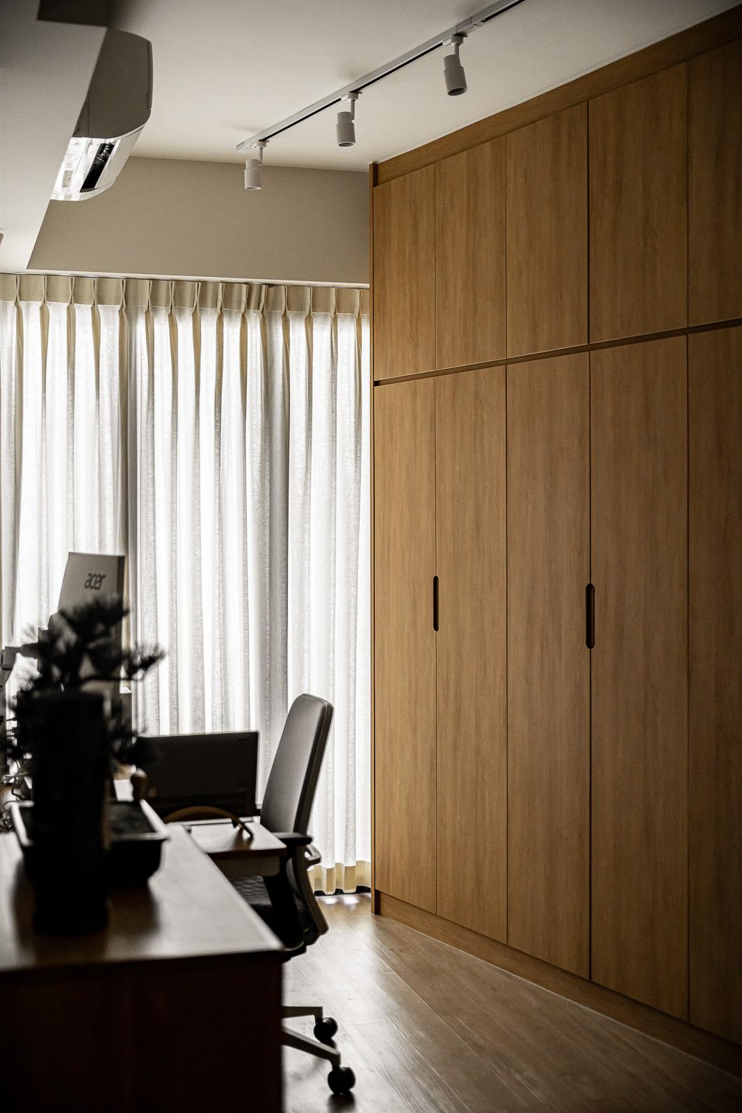 Modern Walk-in Wardrobe with Wardrobe and Clothes Storage