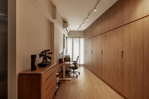Modern Walk-in Wardrobe at Kembangan Condo