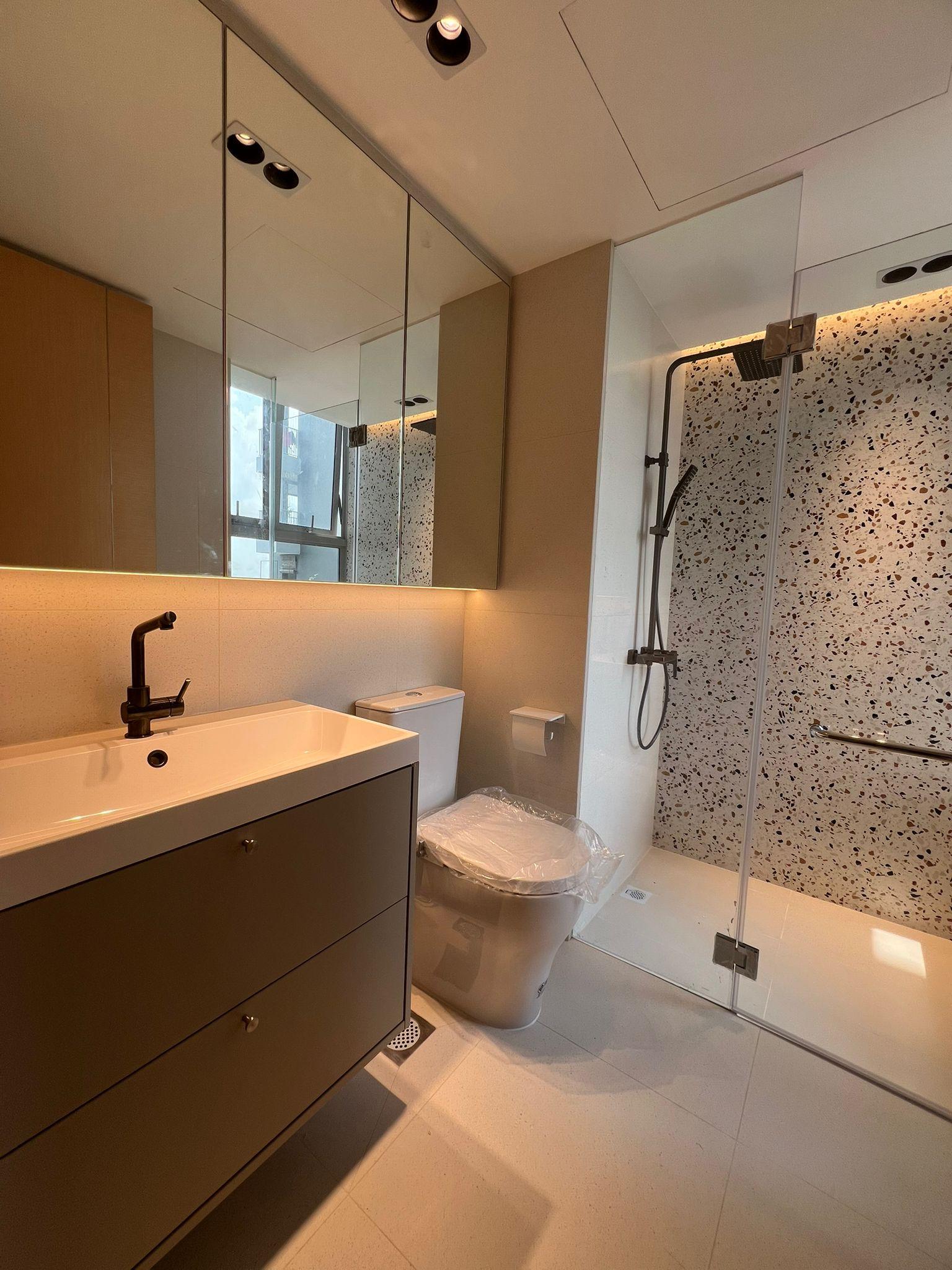 Modern Bathroom with Homogeneous Tiles and Mirror