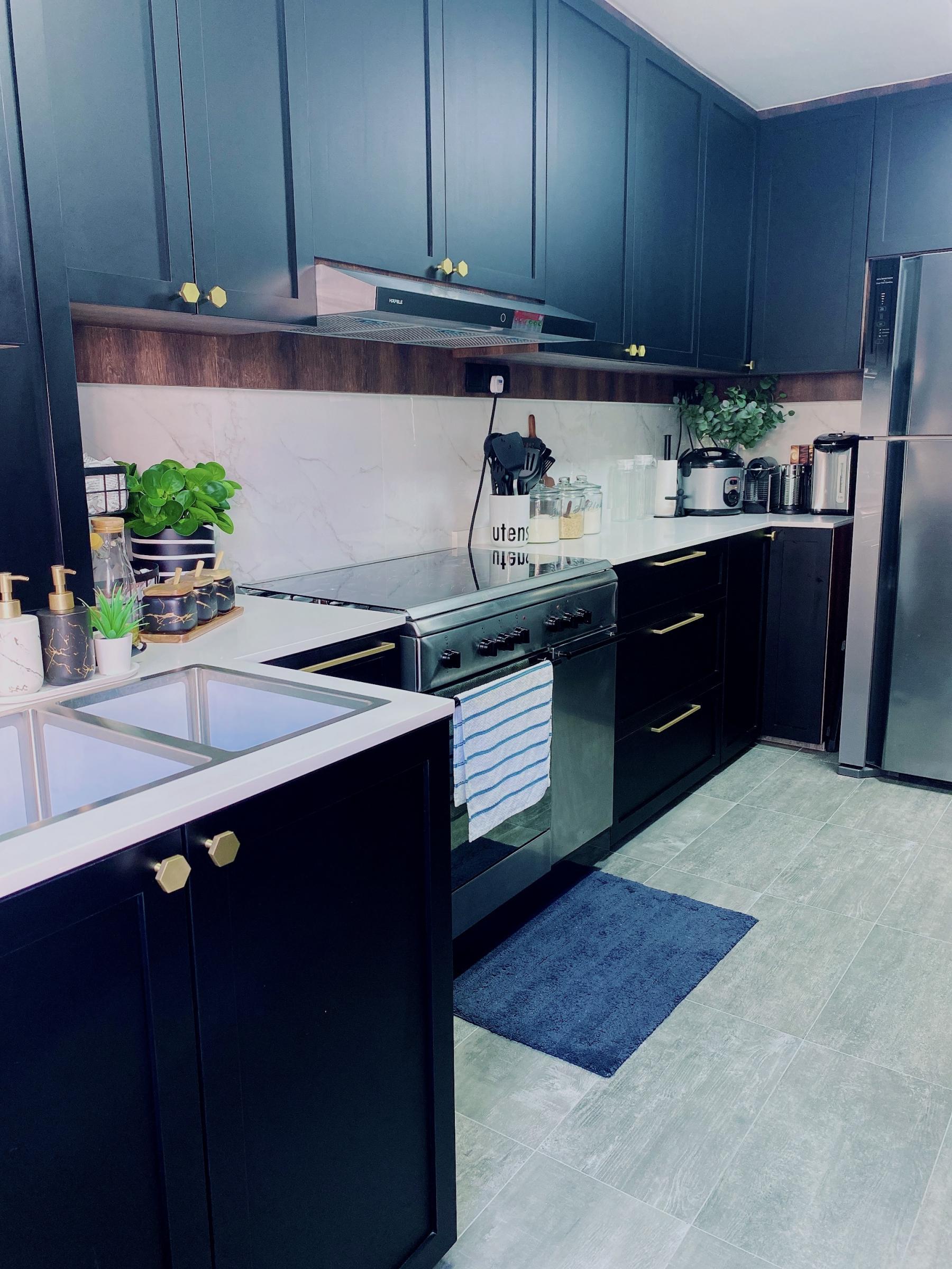 Contemporary Kitchen with Countertop and Homogeneous Tiles