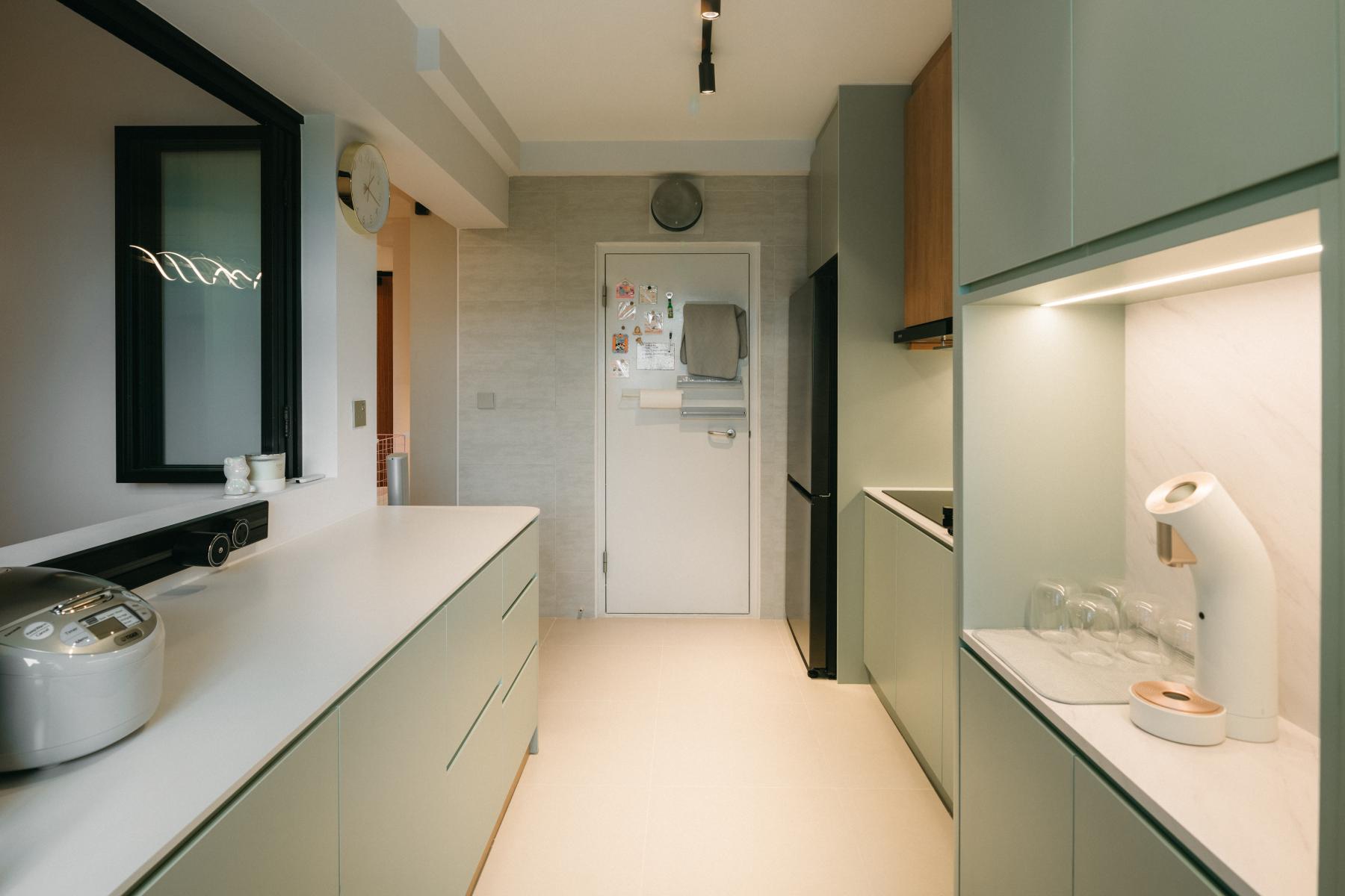Minimalist Kitchen with Countertop and Open Kitchen