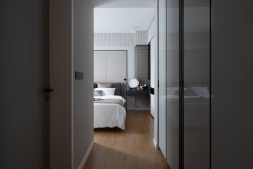 Contemporary Courtyard at Riviere