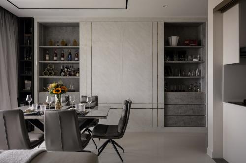Modern Dining Room at The Infiniti