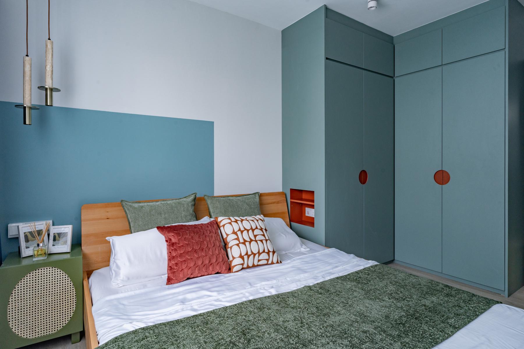 Scandinavian Bedroom with Drop Light and Wardrobe