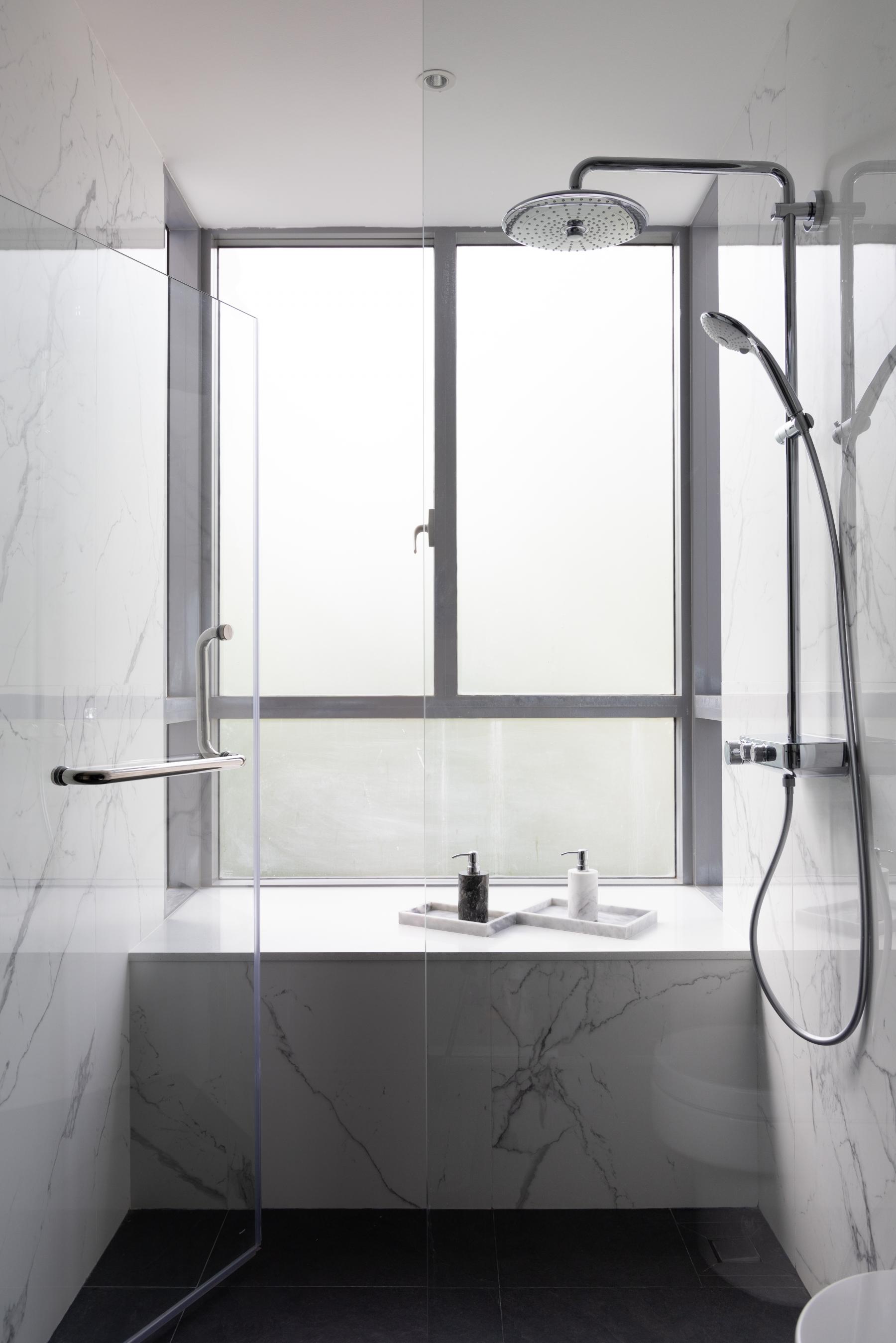 Modern Bathroom with Homogeneous Tiles and Shower Screen