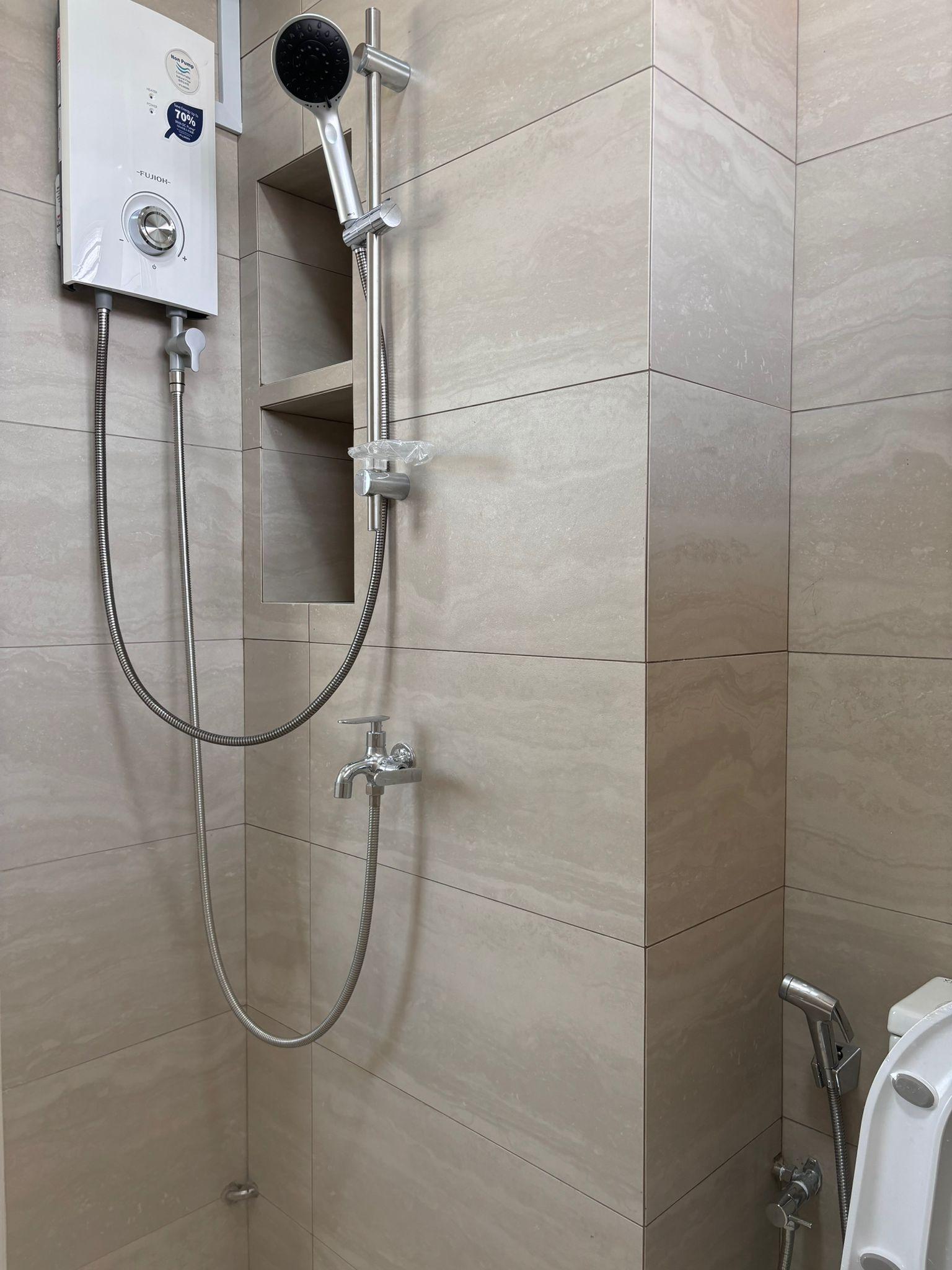 Contemporary Bathroom with Homogeneous Tiles and Bathroom Storage
