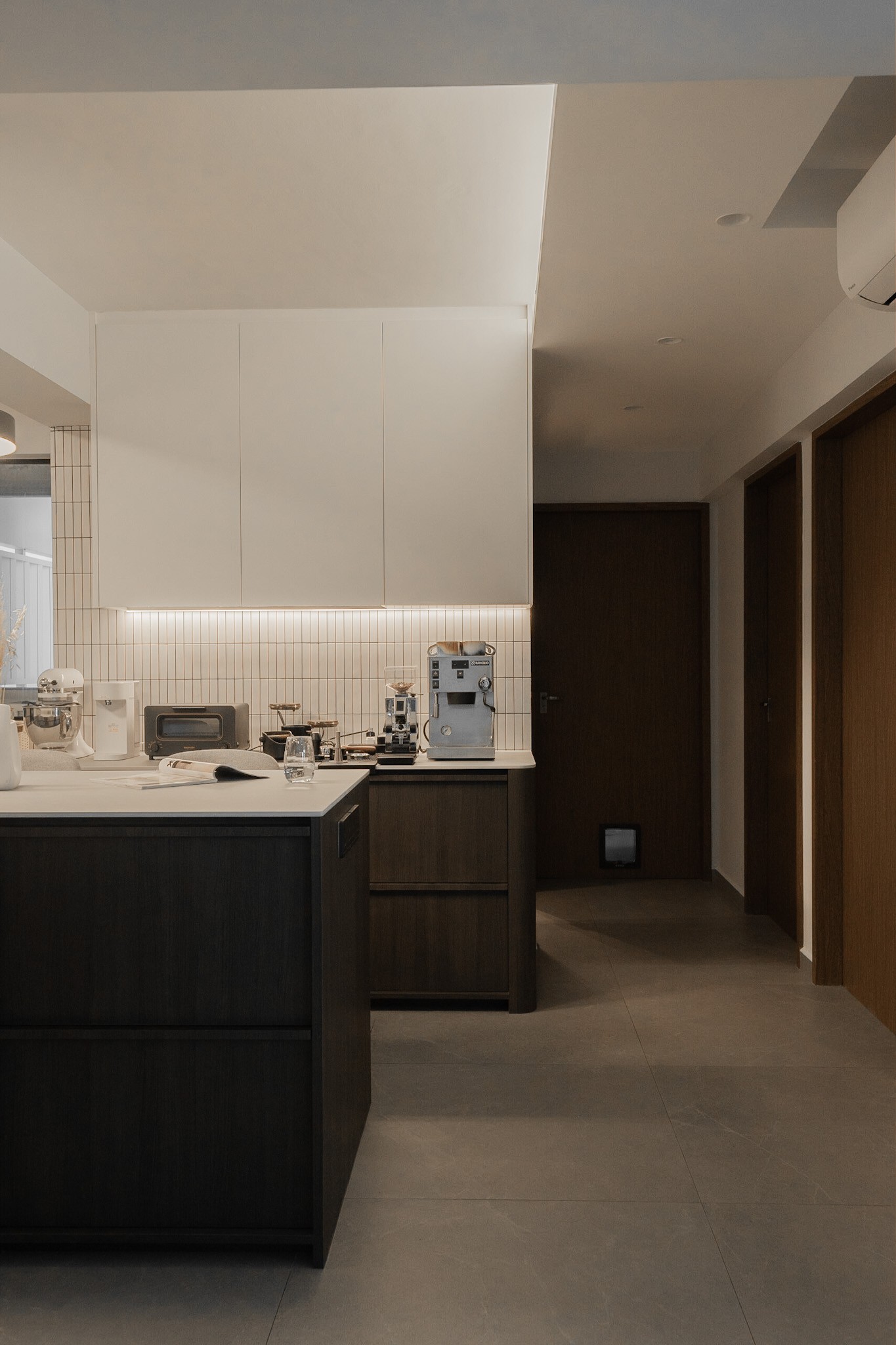 Modern Kitchen with Open Kitchen and Breakfast Counter