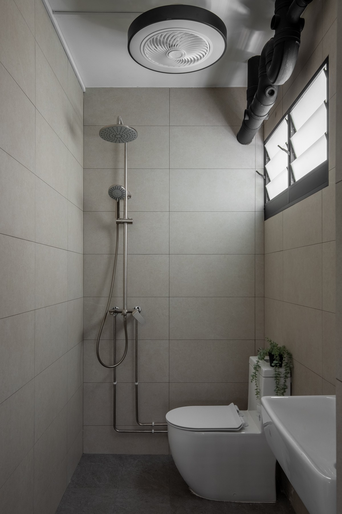 Modern Bathroom with Homogeneous Tiles and Rainshower