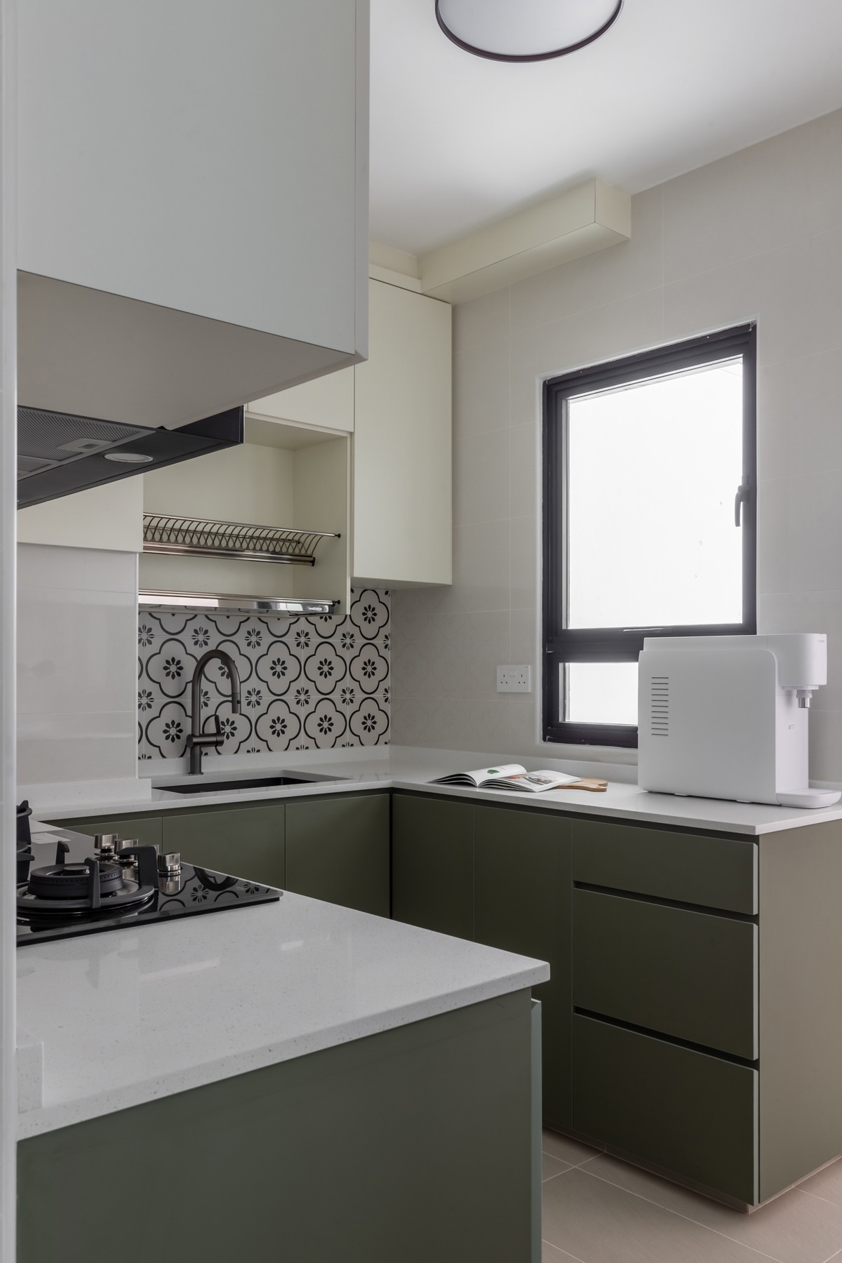 Contemporary Kitchen with Countertop and Homogeneous Tiles