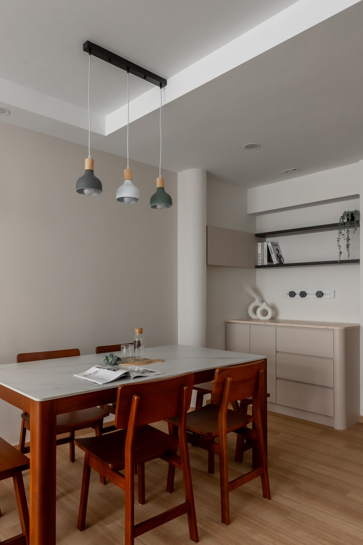 Contemporary Dining Room with Dining Table and Dining Chairs