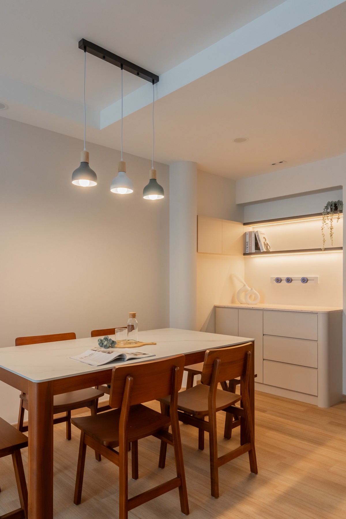 Contemporary Dining Room with Dining Table and Dining Chairs