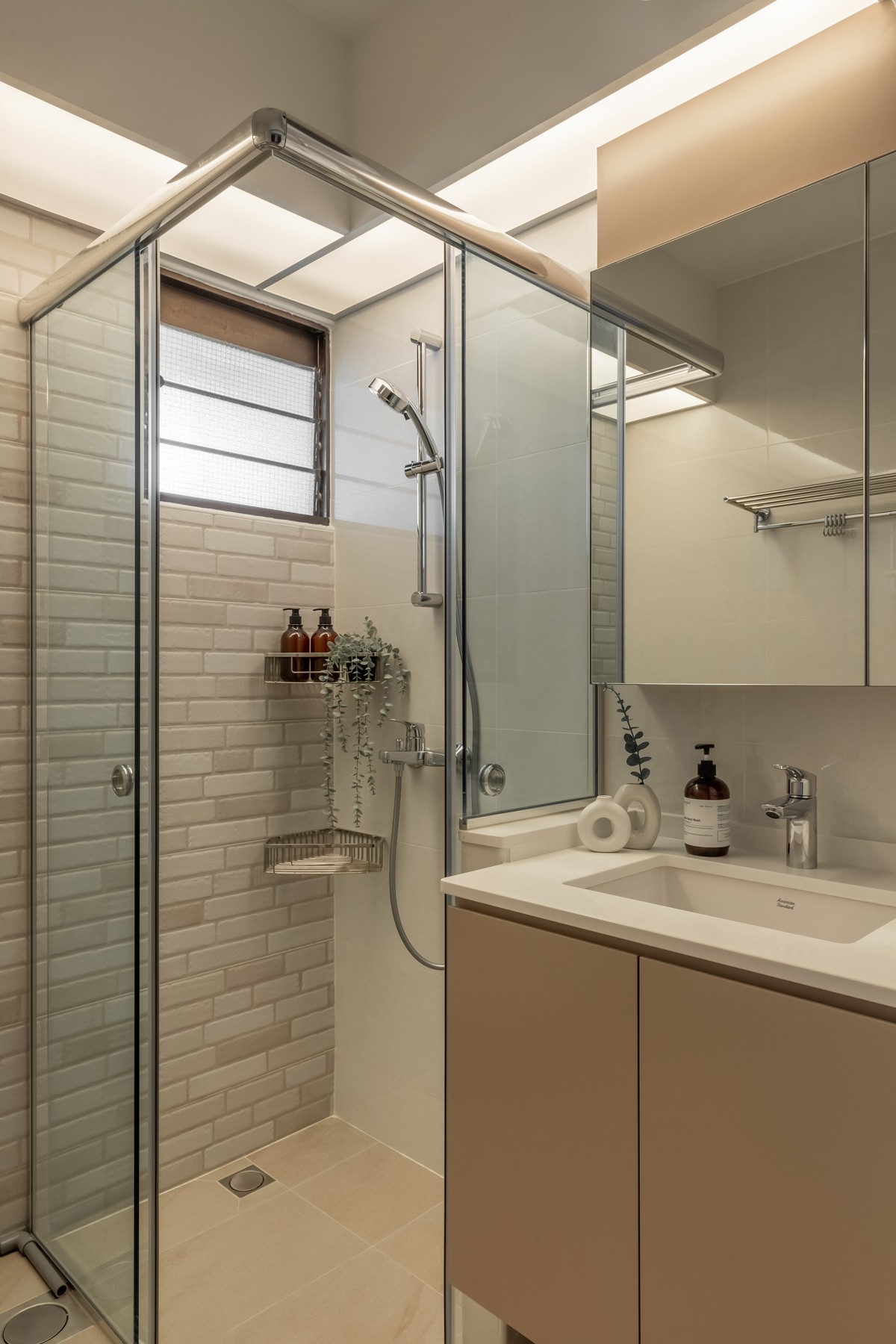 Contemporary Bathroom with Homogeneous Tiles and Mirror