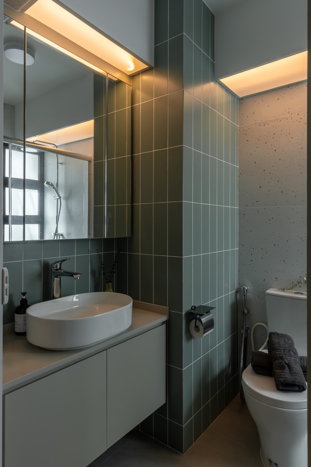 Contemporary Bathroom with Countertop and Homogeneous Tiles