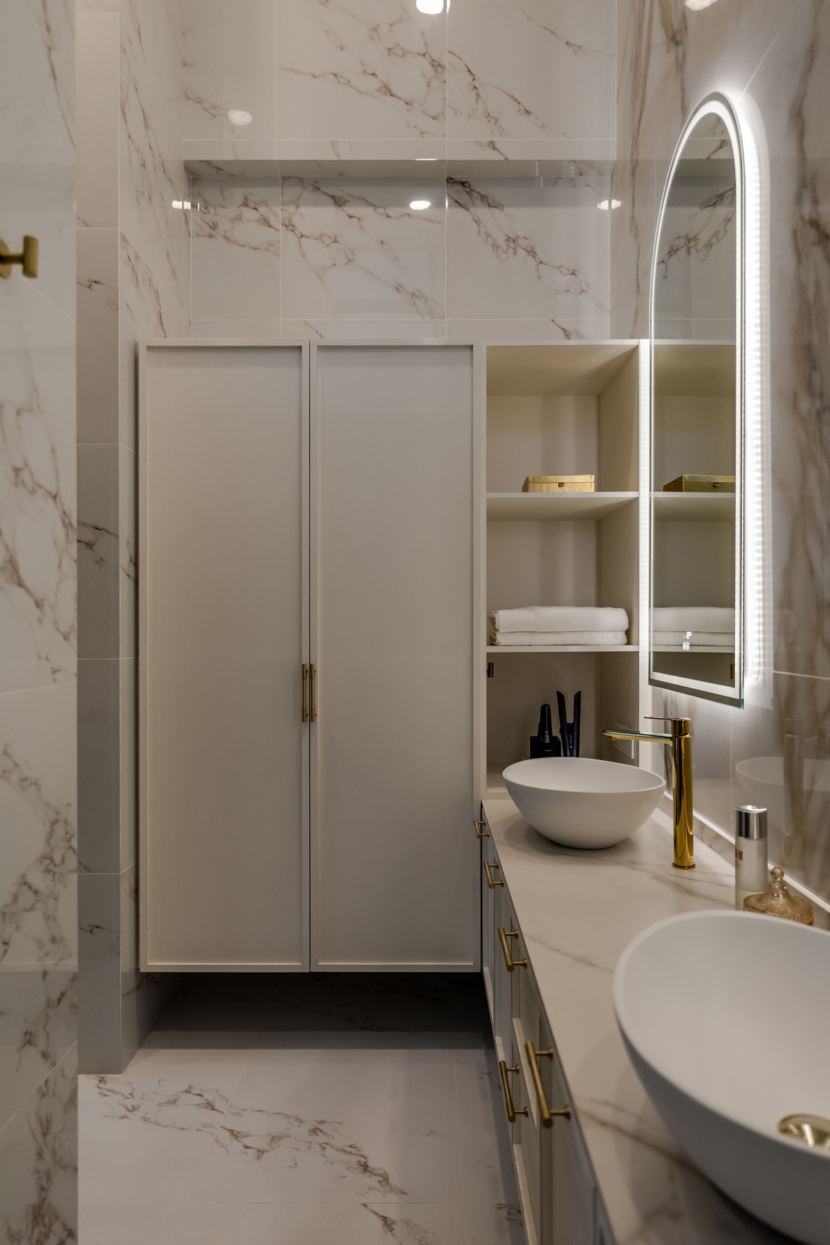 Contemporary Bathroom with Countertop and Marble Floor