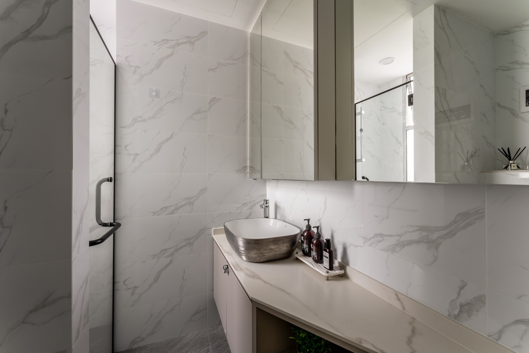 Modern Bathroom with Countertop and Homogeneous Tiles