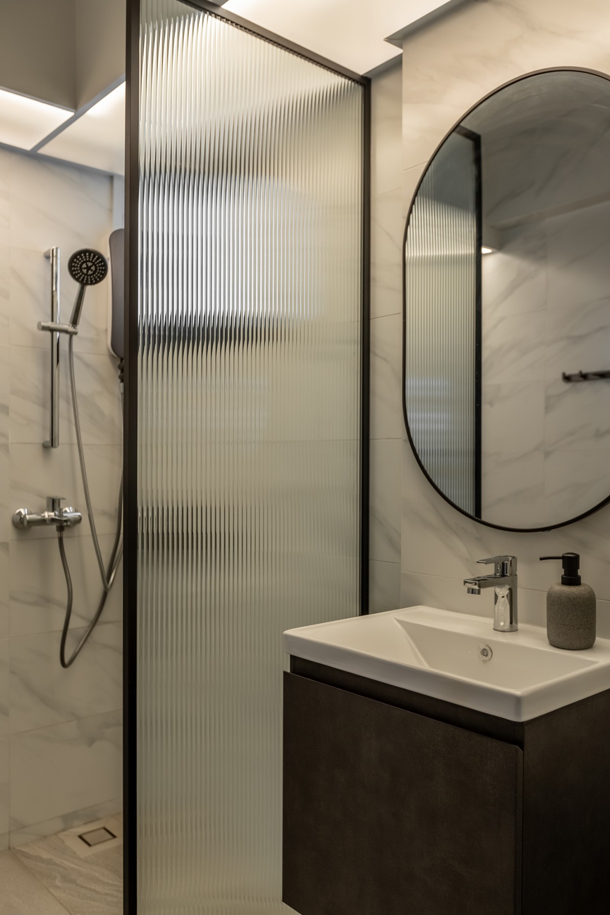 Contemporary Bathroom with Mirror and Bathroom Storage