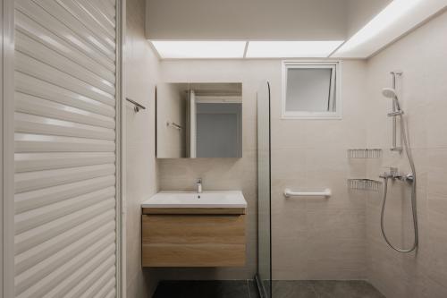 Modern Bathroom at Kallang Breeze