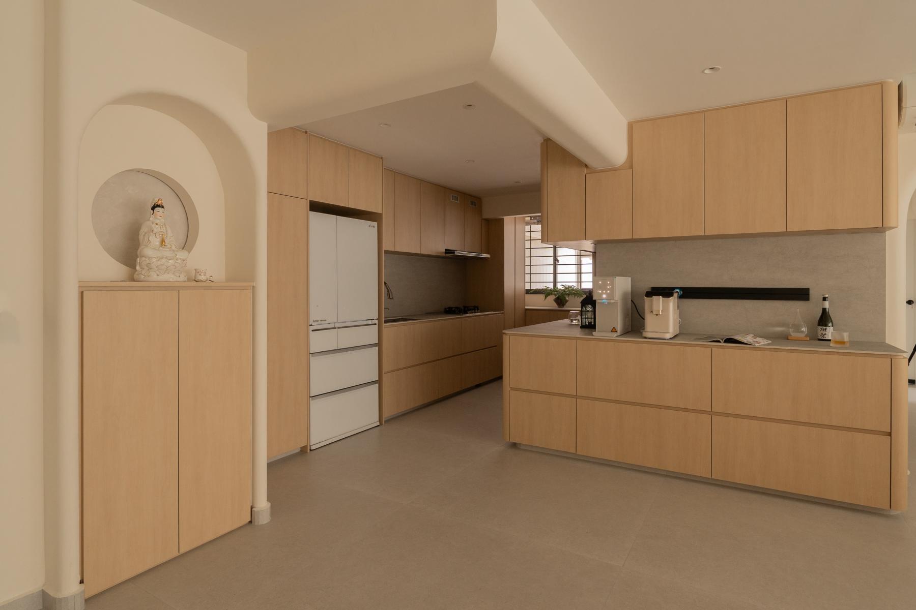 Modern Kitchen with Countertop and Open Kitchen