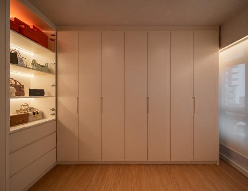 Minimalist Walk-in Wardrobe at 4-Room BTO @ Geylang