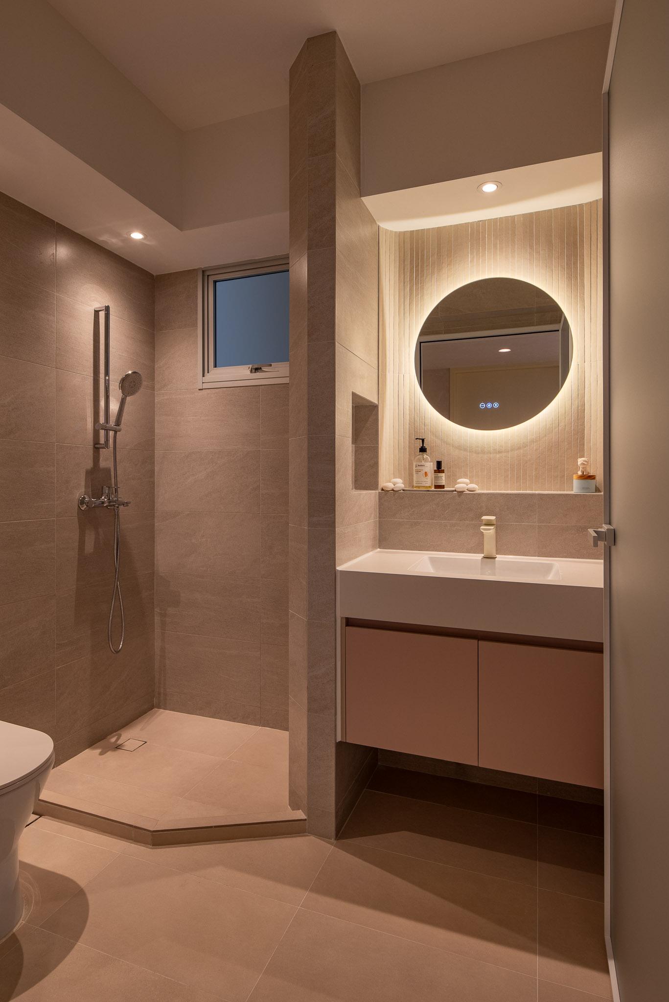 Minimalist Bathroom with Homogeneous Tiles and Mirror