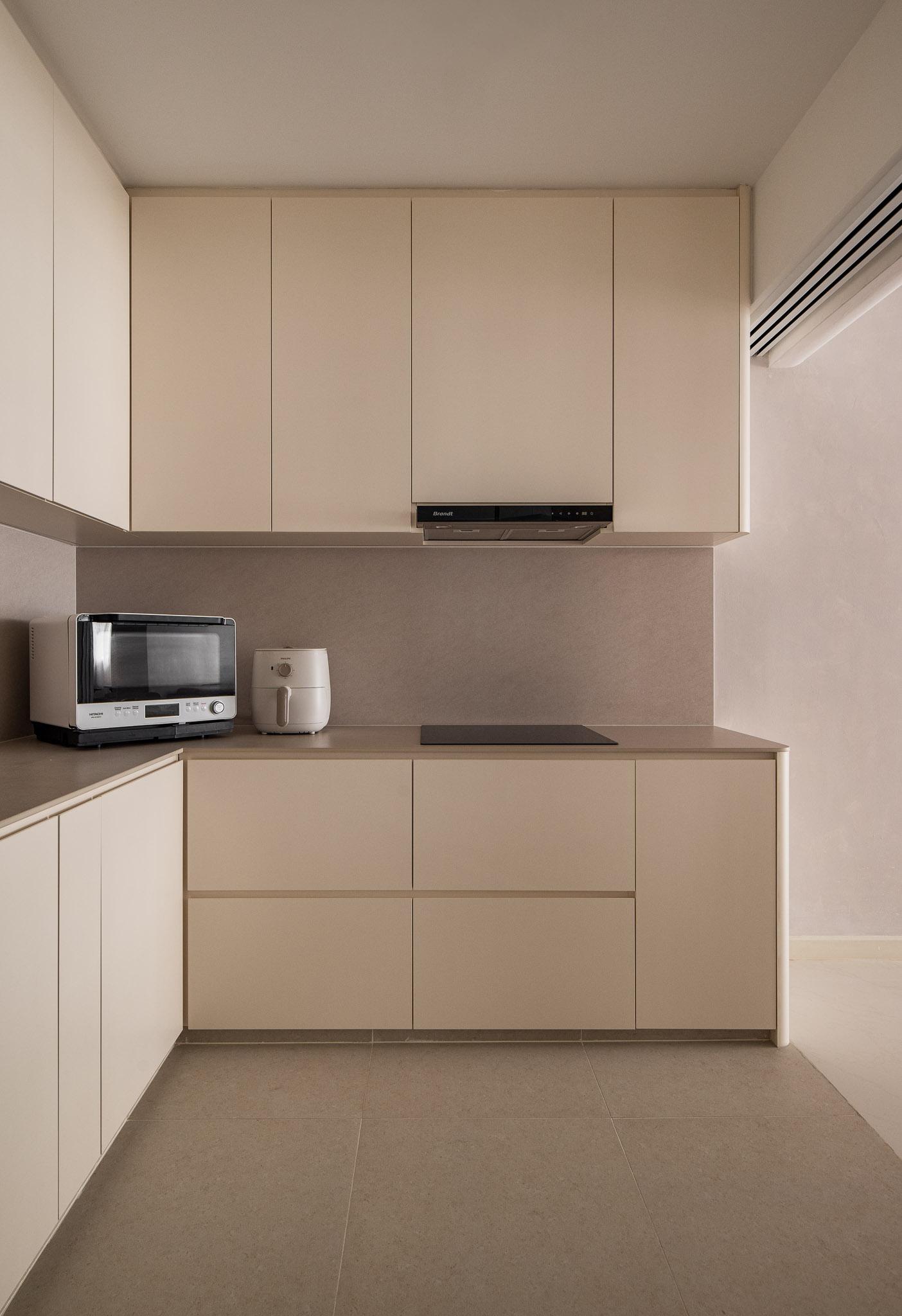 Minimalist Kitchen with Countertop and Kitchen Backsplash