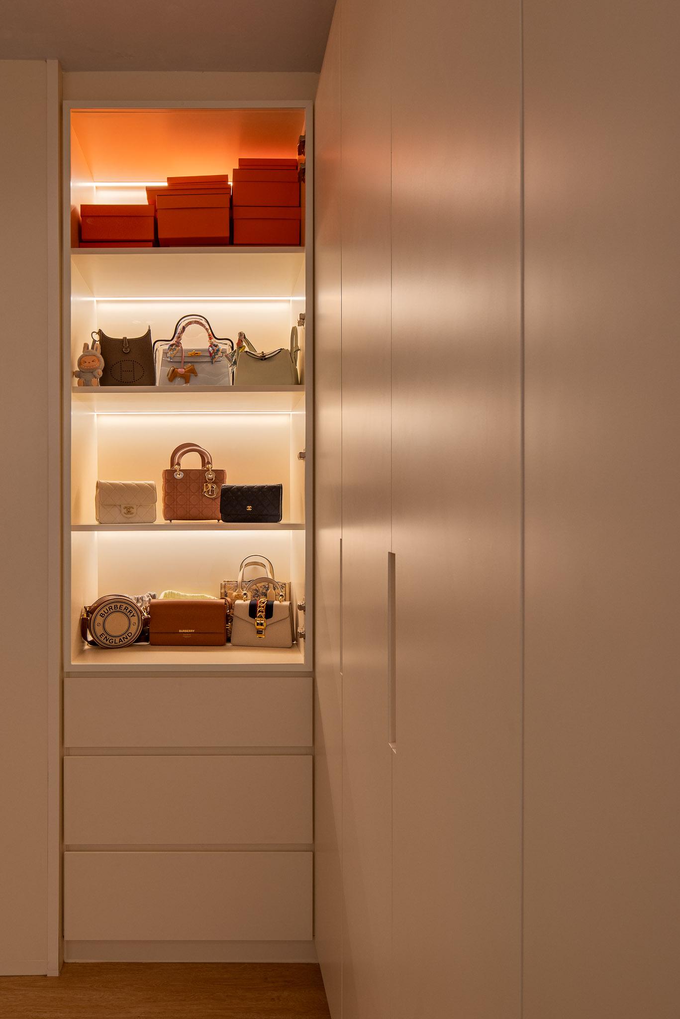 Minimalist Walk-in Wardrobe with Wardrobe and Small Storage