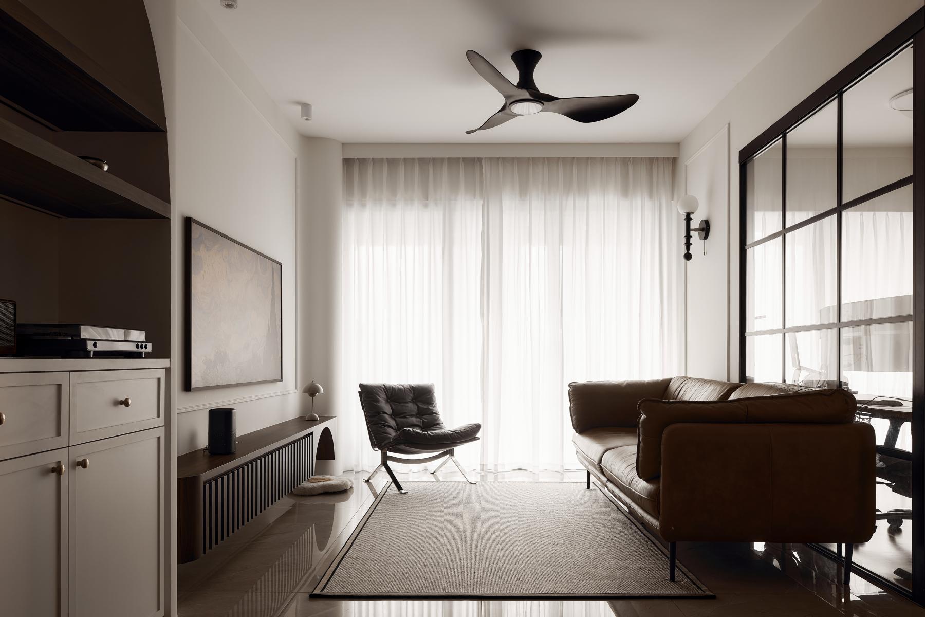 Vintage Living Room with Bookshelf and Countertop